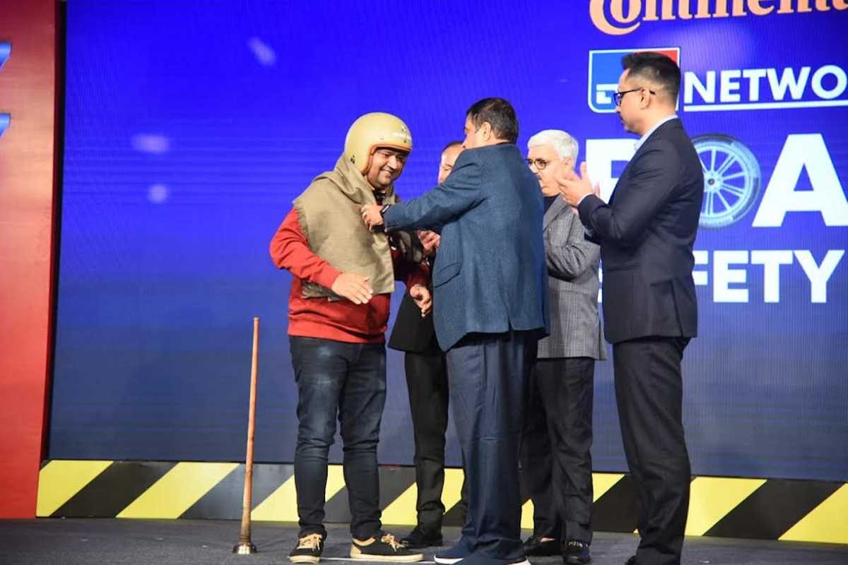 नितिन गडकरी ने हेलमेटमैन को सड़क सुरक्षा योद्धा से किया सम्मानित